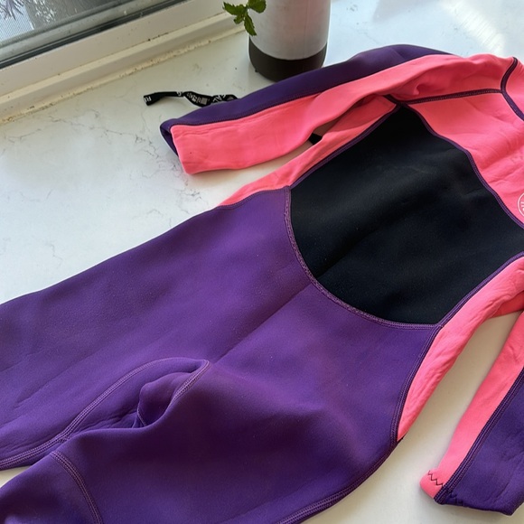 Kids wetsuit. Size L kids. Would fit a “normal” 8-11 year old. Full length - Picture 2 of 5